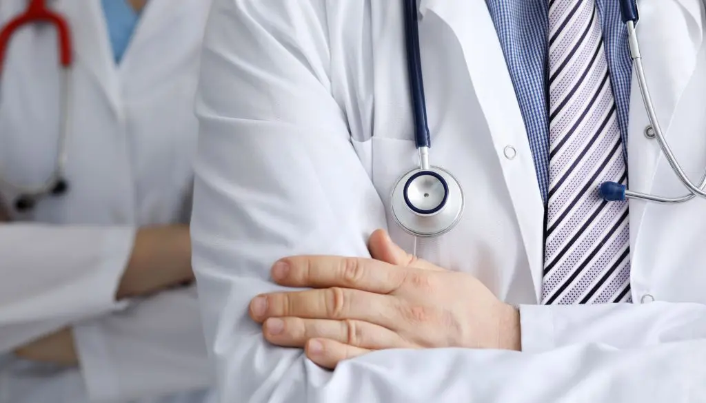 Questa immagine ha l'attributo alt vuoto; il nome del file è medico-di-base-1024x585-1.webp