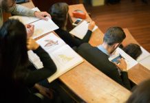Crollo delle iscrizioni in Infermieristica: quale futuro per la professione? Infermieristica, crollo delle iscrizioni: professione infermieristica senza futuro?