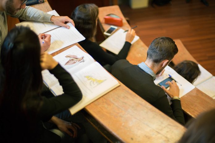 Infermieristica, crollo delle iscrizioni: professione infermieristica senza futuro?
