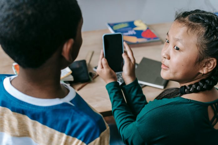 Scuola senza smartphone: i consigli dell’Istituto Superiore di Sanità per il «digital detox»