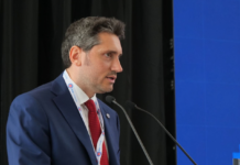 Nicchio (Aiop), “In sanità privato e pubblico remino insieme” “La sanità privata accreditata in Lombardia sta facendo tutto il possibile per rispondere alle esigenze della più avanzata regione italiana e tra i principali ‘motori’ dell’economia e dello sviluppo europeo. Il lavoro dei professionisti che operano nella variegata offerta dell’ospedalità privata lombarda riceve ogni giorno riconoscimenti importanti, dai pazienti, prima e sopra di tutto, ma anche da classifiche prestigiose come quella internazionale di Newsweek”. È quanto dichiara Michele Nicchio, presidente dell’associazione dell’ospedalità privata della Lombardia (Aiop), intervenuto a margine della manifestazione ‘Salute Direzione Nord’ in corso a Milano. “Non c’è dubbio – prosegue Nicchio - che siamo in prima linea impegnati nell’abbattimento del fenomeno delle liste d’attesa e che abbiamo dimostrato il nostro sentirci parte imprescindibile e fondamentale del sistema sanitario regionale aderendo al nuovo Centro unico di prenotazione (Cup). Privato e pubblico devono continuare a remare insieme. In questi anni abbiamo lavorato fruttuosamente e continueremo a dare il nostro contributo. Sono tanti i nodi che ancora restano da sciogliere, ma, visto il titolo di questa manifestazione – conclude il presidente di Aiop Lombardia - potremmo dire che dobbiamo tutti insieme continuare a remare in favore della Lombardia”.