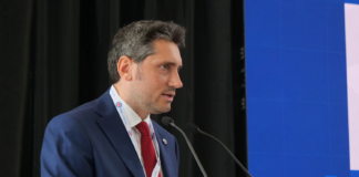 Nicchio (Aiop), “In sanità privato e pubblico remino insieme” “La sanità privata accreditata in Lombardia sta facendo tutto il possibile per rispondere alle esigenze della più avanzata regione italiana e tra i principali ‘motori’ dell’economia e dello sviluppo europeo. Il lavoro dei professionisti che operano nella variegata offerta dell’ospedalità privata lombarda riceve ogni giorno riconoscimenti importanti, dai pazienti, prima e sopra di tutto, ma anche da classifiche prestigiose come quella internazionale di Newsweek”. È quanto dichiara Michele Nicchio, presidente dell’associazione dell’ospedalità privata della Lombardia (Aiop), intervenuto a margine della manifestazione ‘Salute Direzione Nord’ in corso a Milano. “Non c’è dubbio – prosegue Nicchio - che siamo in prima linea impegnati nell’abbattimento del fenomeno delle liste d’attesa e che abbiamo dimostrato il nostro sentirci parte imprescindibile e fondamentale del sistema sanitario regionale aderendo al nuovo Centro unico di prenotazione (Cup). Privato e pubblico devono continuare a remare insieme. In questi anni abbiamo lavorato fruttuosamente e continueremo a dare il nostro contributo. Sono tanti i nodi che ancora restano da sciogliere, ma, visto il titolo di questa manifestazione – conclude il presidente di Aiop Lombardia - potremmo dire che dobbiamo tutti insieme continuare a remare in favore della Lombardia”.
