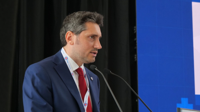 “La sanità privata accreditata in Lombardia sta facendo tutto il possibile per rispondere alle esigenze della più avanzata regione italiana e tra i principali ‘motori’ dell’economia e dello sviluppo europeo. Il lavoro dei professionisti che operano nella variegata offerta dell’ospedalità privata lombarda riceve ogni giorno riconoscimenti importanti, dai pazienti, prima e sopra di tutto, ma anche da classifiche prestigiose come quella internazionale di Newsweek”. È quanto dichiara Michele Nicchio, presidente dell’associazione dell’ospedalità privata della Lombardia (Aiop), intervenuto a margine della manifestazione ‘Salute Direzione Nord’ in corso a Milano. “Non c’è dubbio – prosegue Nicchio - che siamo in prima linea impegnati nell’abbattimento del fenomeno delle liste d’attesa e che abbiamo dimostrato il nostro sentirci parte imprescindibile e fondamentale del sistema sanitario regionale aderendo al nuovo Centro unico di prenotazione (Cup). Privato e pubblico devono continuare a remare insieme. In questi anni abbiamo lavorato fruttuosamente e continueremo a dare il nostro contributo. Sono tanti i nodi che ancora restano da sciogliere, ma, visto il titolo di questa manifestazione – conclude il presidente di Aiop Lombardia - potremmo dire che dobbiamo tutti insieme continuare a remare in favore della Lombardia”.